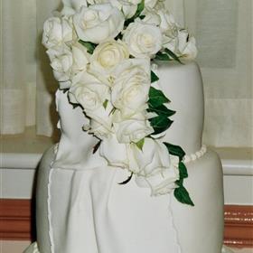 fwthumbWhite rose bouquet trailing down cake (2).jpg